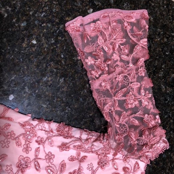 Adrianna Papell. Off-shoulder. Soft Rose pink. Size 6. Like new - Picture 8 of 9